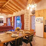 Uezuemlue 2 Bedroom Secluded With Hot Tub