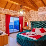 Uezuemlue 2 Bedroom Secluded With Hot Tub Villa *