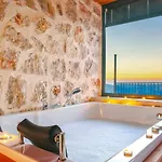 Villa Uezuemlue 2 Bedroom Secluded With Hot Tub