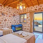 Uezuemlue 2 Bedroom Secluded With Hot Tub Villa *