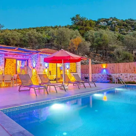 فيلة Uezuemlue 2 Bedroom Secluded With Hot Tub