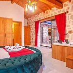 Uezuemlue 2 Bedroom Secluded With Hot Tub فيلة *