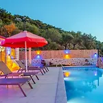 Uezuemlue 2 Bedroom Secluded With Hot Tub