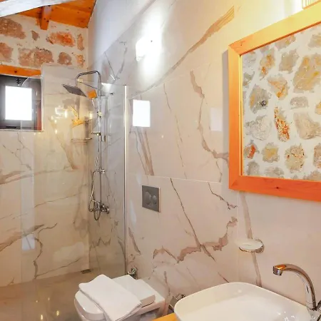 üzümlü 2 Bedroom Secluded With Hot Tub Villa