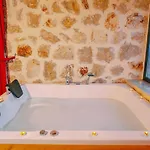 Uezuemlue 2 Bedroom Secluded With Hot Tub *
