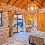 Uezuemlue 2 Bedroom Secluded With Hot Tub Villa *