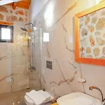 Uezuemlue 2 Bedroom Secluded With Hot Tub Villa