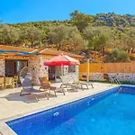 Uezuemlue 2 Bedroom Secluded With Hot Tub Villa *