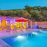 Villa Uezuemlue 2 Bedroom Secluded With Hot Tub