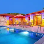 Villa Uezuemlue 2 Bedroom Secluded With Hot Tub Kalkan